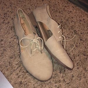 Restricted beige oxfords with side cut out